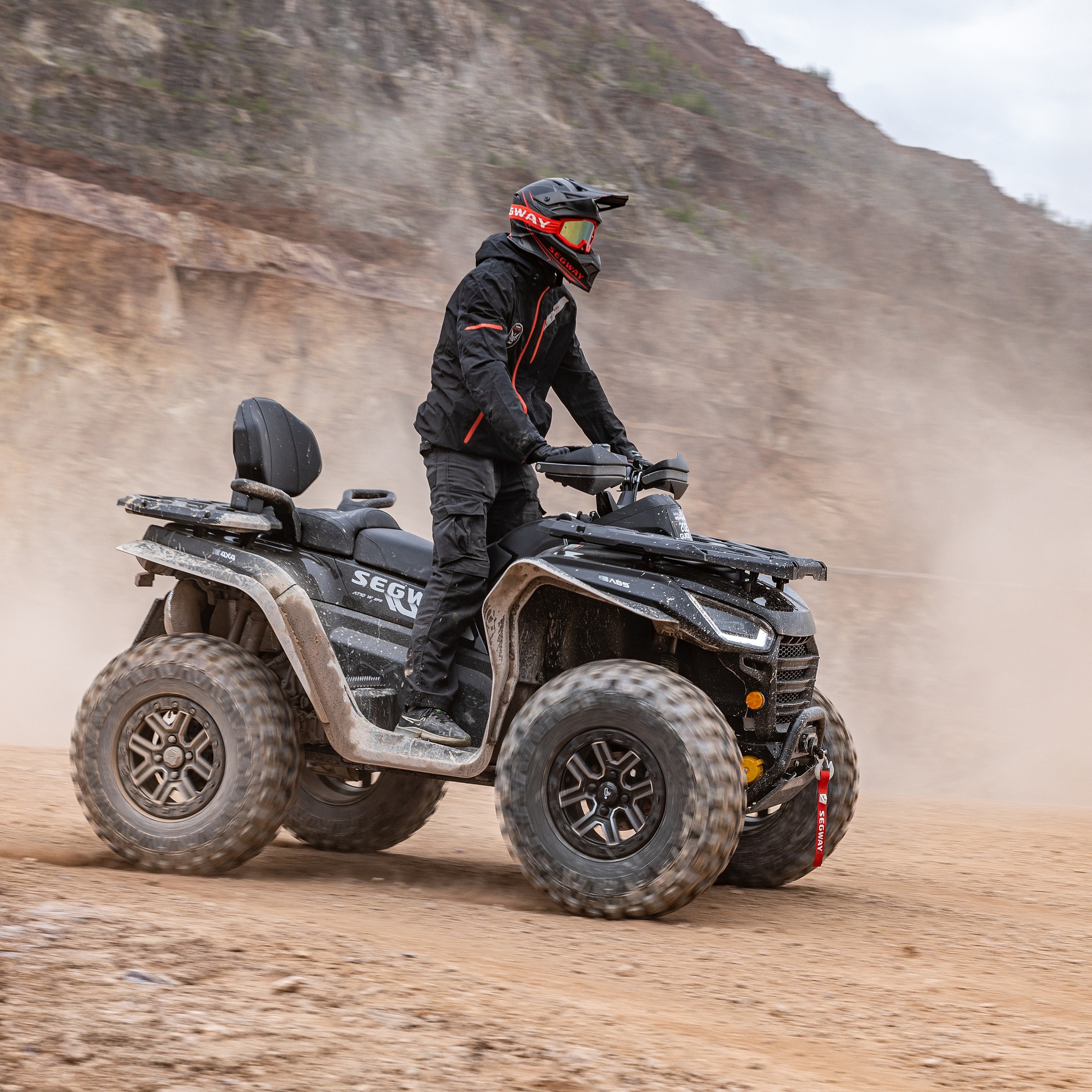 Ngasës me ATV duke kaluar nëpër pluhur