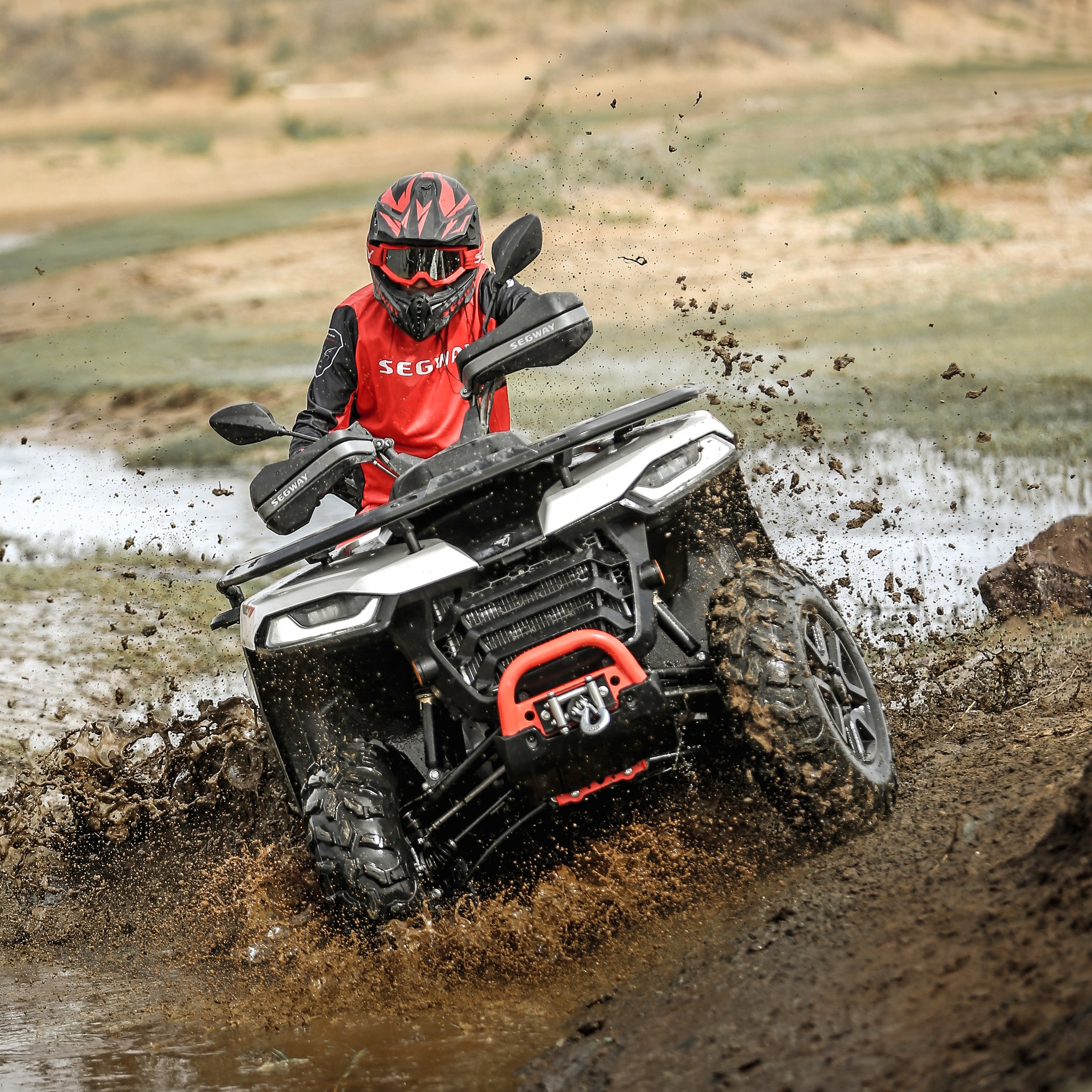 ATV duke kaluar në baltë dhe ujë