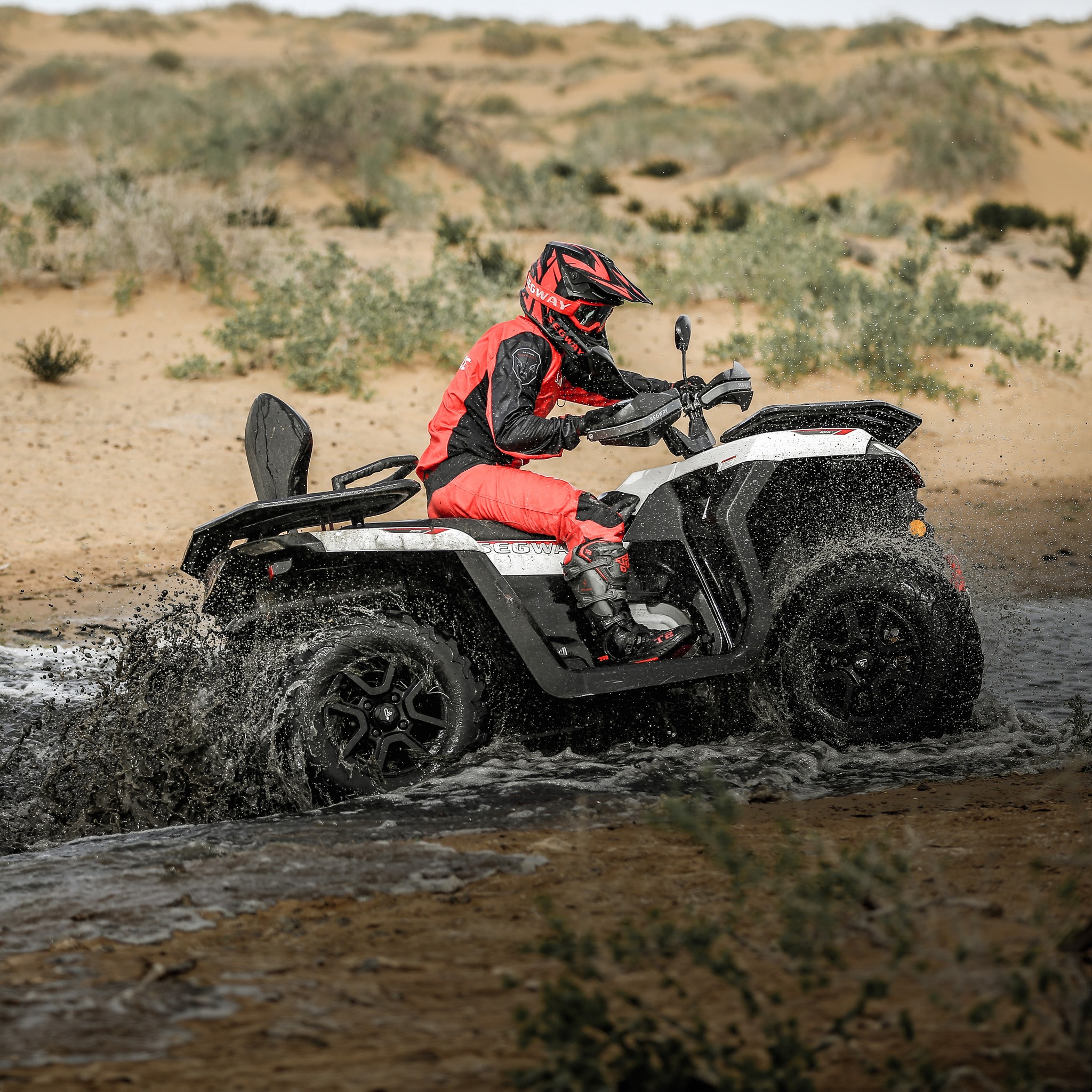 ATV duke kaluar nëpër ujë në terren të hapur