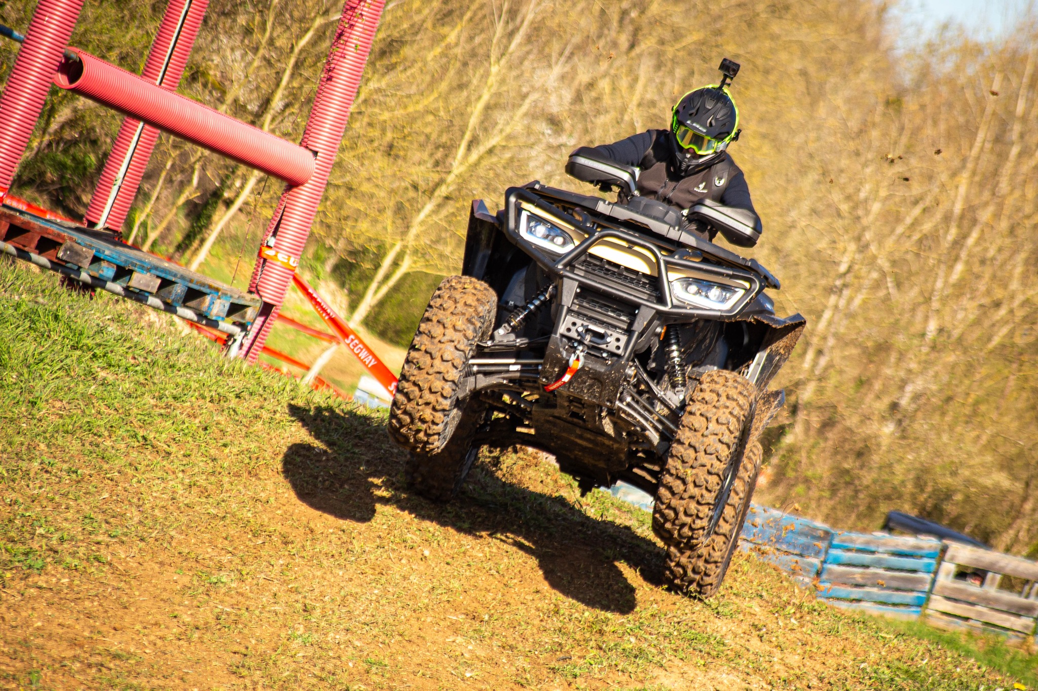 ATV duke u ngjitur në pistë me pengesa