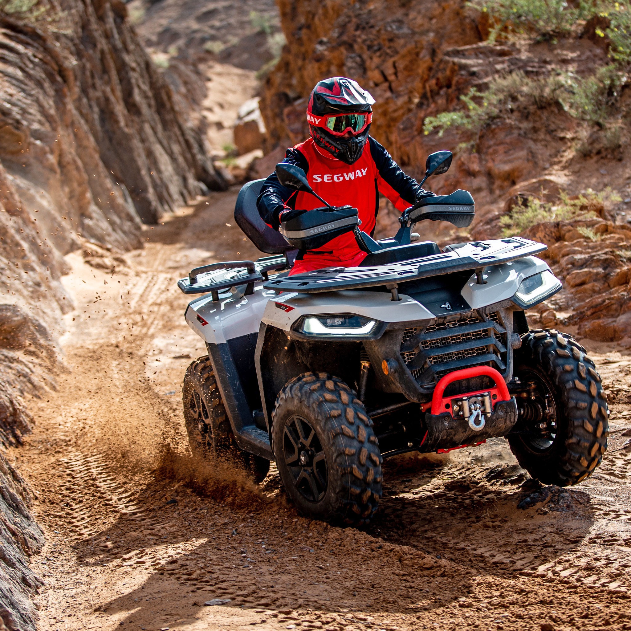 Ngasës me ATV në shteg të ngushtë off-road