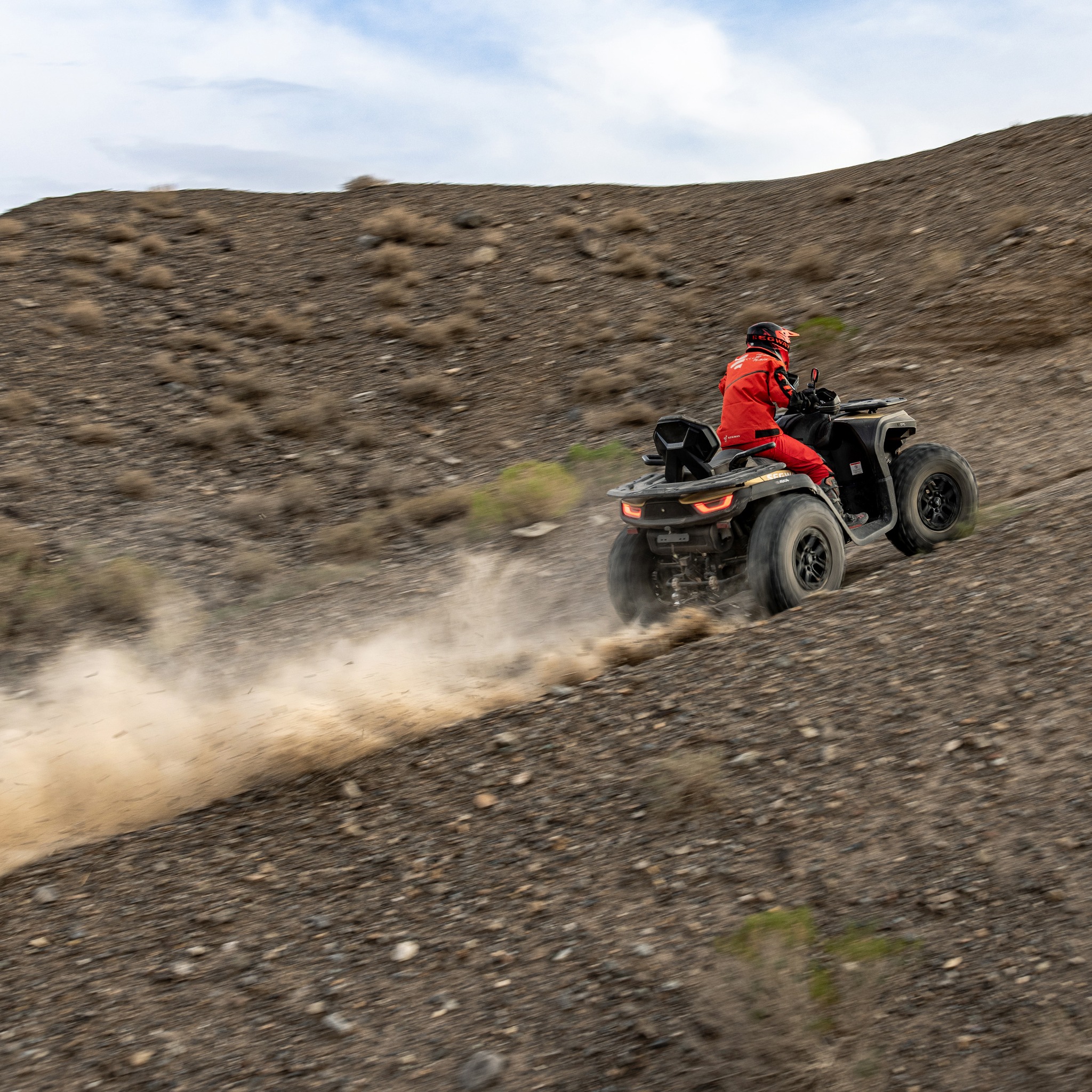 ATV duke u ngjitur në shpat me pluhur