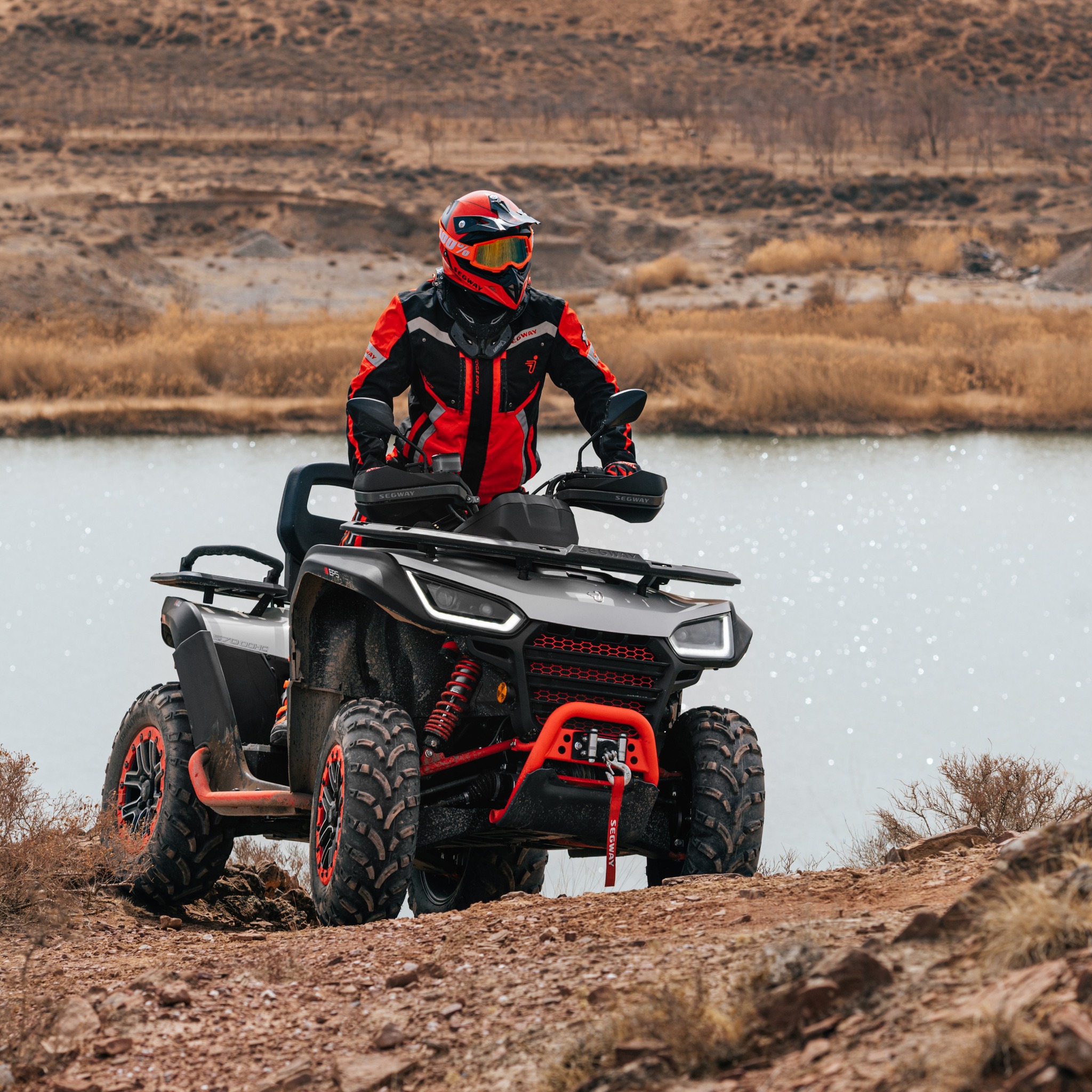 ATV i ndalur pranë ujit me pamje panoramike