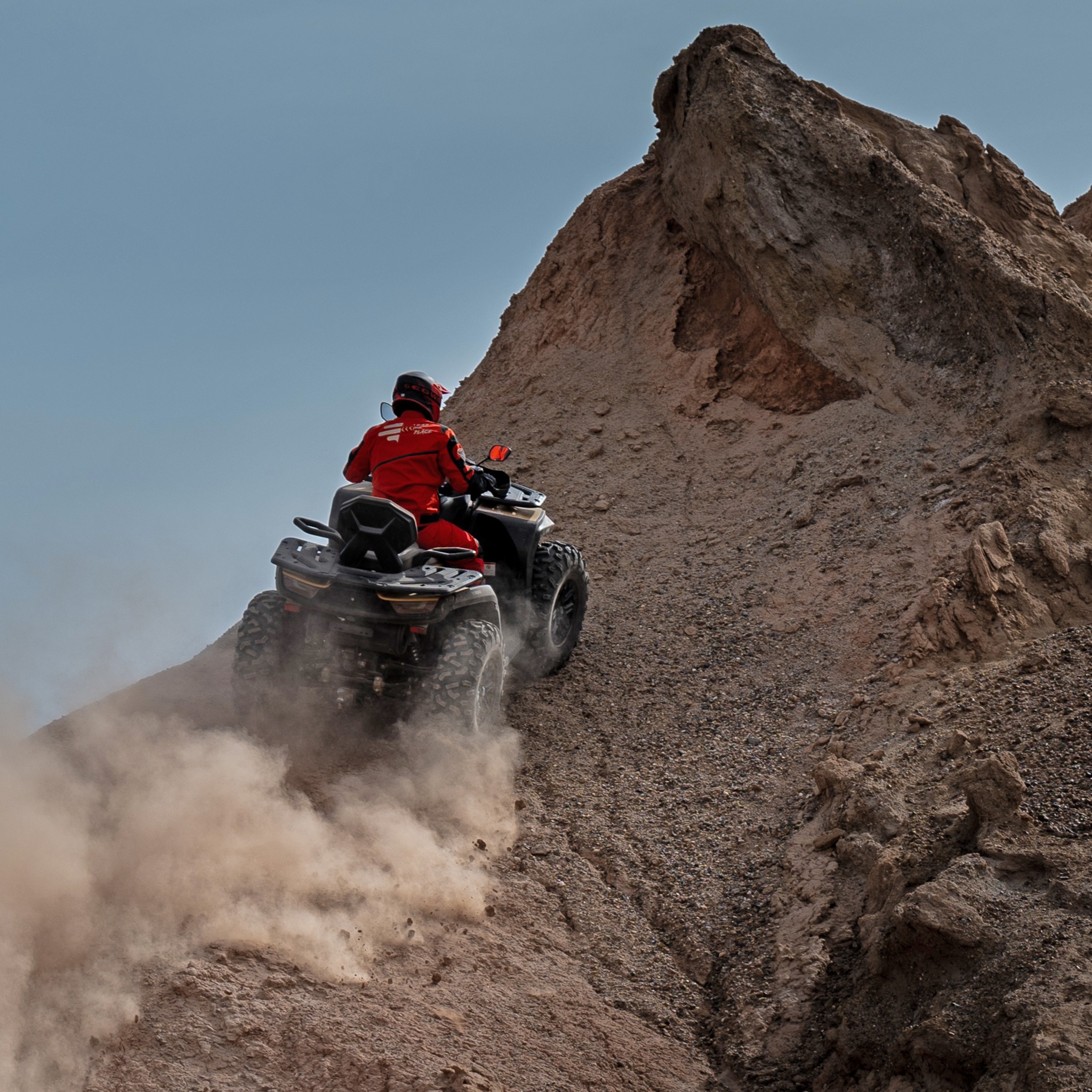 ATV duke u ngjitur në terren të pjerrët shkëmbor